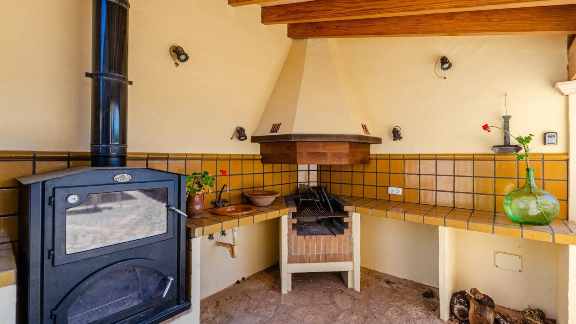 Yourhouse Agroturismo Can Porreti El Galliner Lloret de Vistalegre Spain
